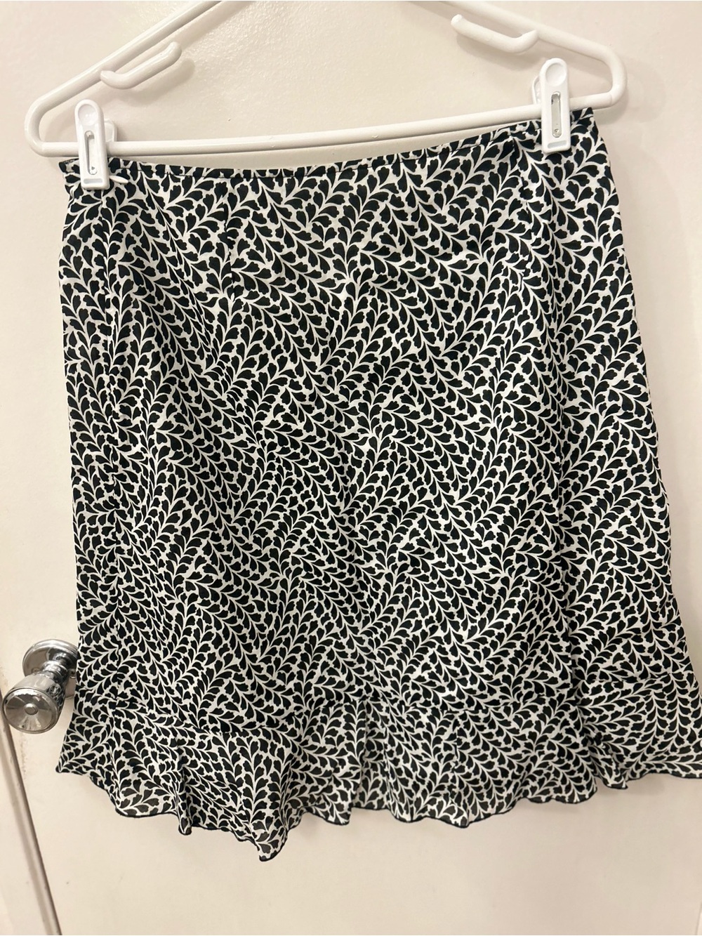 Ann Taylor Black and White Leaf-Print Ruffle Hem Skirt